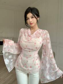 Modelyn 紋理鏤空布料不對稱領口收腰寬袖口日常優雅浪漫襯衫 花卉白色與粉色 秋冬茶會早午餐 - 粉色 - 查看 7