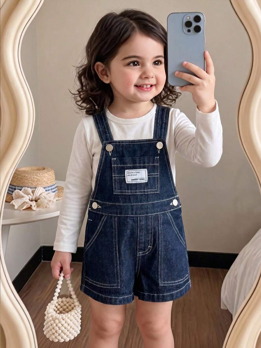 SHEIN Genkimix Kids 幼童女童牛仔吊帶褲與連身褲,柔軟棉質,休閒時尚百搭,適合日常舒適極簡個性穿搭。可調式肩帶 + 雙鈕扣腰部設計,方便穿脫,胸前口袋貼布裝飾,側斜口袋,對比縫線,經典復古工裝風寬鬆直筒褲管,適合休閒、度假、日常穿著 - 藍色 - 查看 1