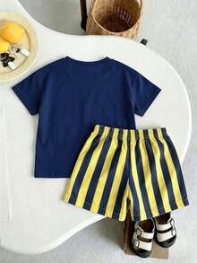 SHEIN 小男孩 T-shirt 套裝，2件/套，夏季度假風檸檬英文印花圓領短袖上衣搭配鬆緊腰藍黃對比條紋短褲，柔軟彈性面料，寬鬆版型，春夏時尚男孩 T-shirt 套裝，休閒舒適百搭，適合夏季海灘度假風 - 寶藍色 - 查看 2