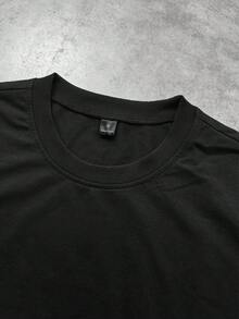 Manfinity Homme 男士寬鬆短袖圓領T恤套裝，黑白對比藝術手寫線條英文字體設計，時尚字體印花，男士黑色T恤套裝，寬鬆版型，適合居家、外出、通勤、旅行、街頭風格聚會，春夏季男士時尚T恤套裝 - 黑色 - 查看 4