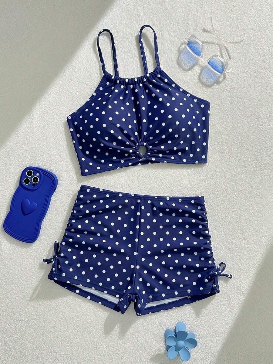 SHEIN 青少年女孩比基尼套裝復古學院風圓領吊帶設計胸前鏤空環飾搭配深藍色與白色波點上衣，下身兩側抓皺蝴蝶結裝飾，男孩風剪裁，時尚休閒精緻淑女風，適合游泳、夏季度假、海灘、海邊、泳池、暑假派對