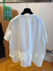 GlowEve Blus Wanita Minimalis Prancis dengan Patchwork Renda dan Hem Bergelombang serta Leher Bulat - Putih - View 2