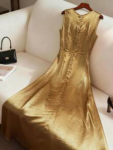SHEIN Rosurelle 女款亮眼金色無袖中長洋裝 V領裹身素色 A字版型優雅正式穿搭 - 金色 - 查看 2
