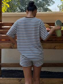 SHEIN EZwear 大尺碼女款圓領條紋短袖上衣與短褲休閒套裝 - 彩色 - 查看 3