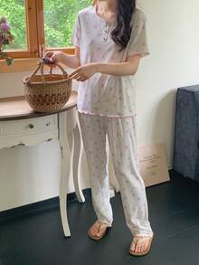 夏秋女青少年居家睡衣 2件組 輕盈優雅可愛花卉印花 粉色對比波浪飾邊領口 狗牙紋工藝 柔軟舒適 白色羅紋短袖長褲家居服 - 白色 - 查看 6