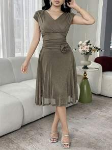 Feyla Gaun Wanita Model V-Neck dengan Lengan Pendek Tumpang Tindih dan Motif Bunga 3D di Pinggang - Olive Green - View 6