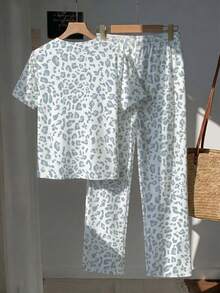 SHEIN EZwear 2件組刺繡圓領短袖上衣與條紋印花長褲，休閒風 - 彩色 - 查看 2