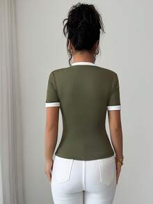SHEIN Elenzya 女款時尚優雅撞色拼接V領短袖T恤，休閒百搭短袖上衣 - 軍綠色 - 查看 2