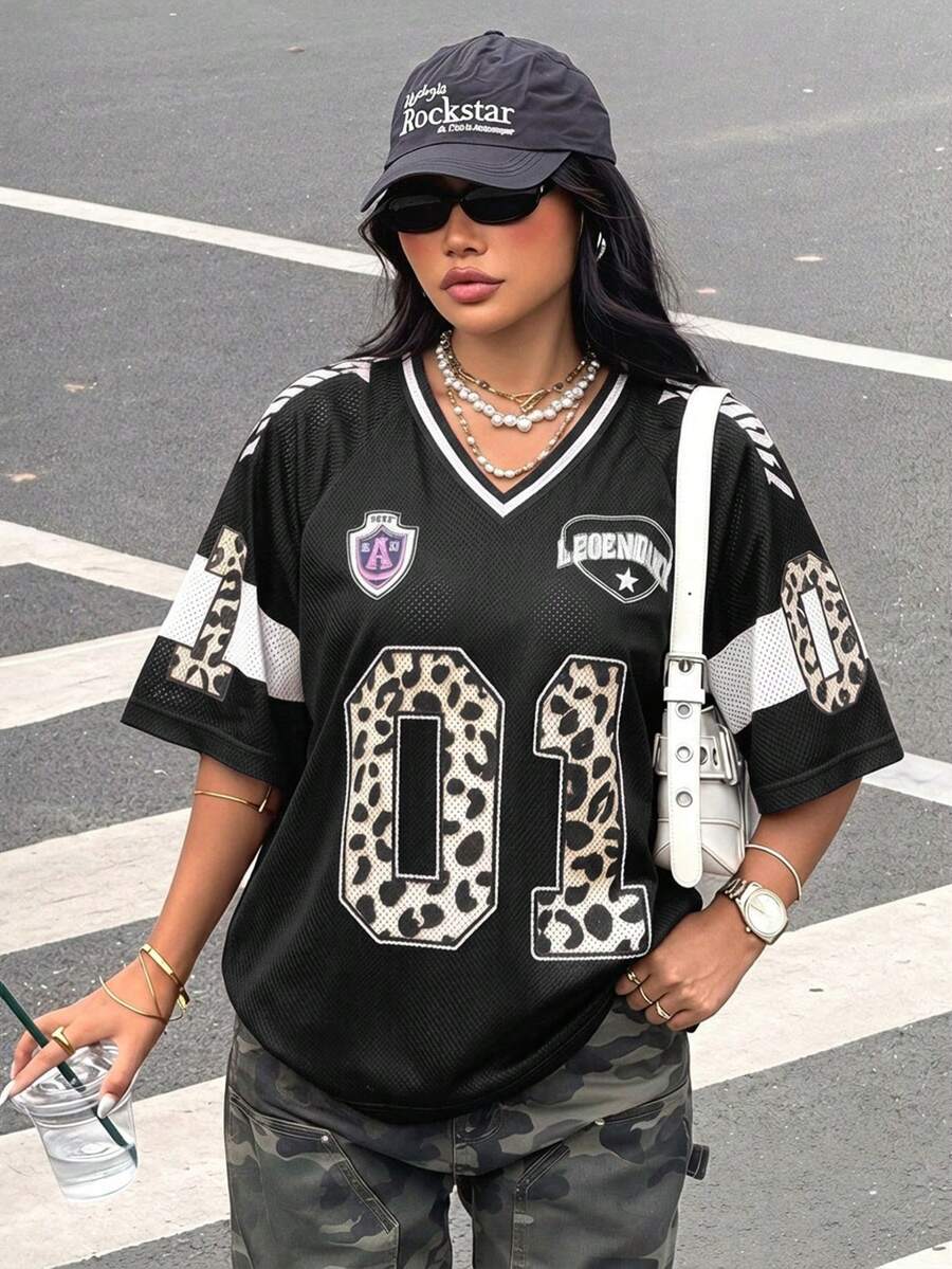 SHEIN 兒童青少年女款針織印花圖案V領寬鬆時尚街頭風T恤 - 黑色 - 查看 1
