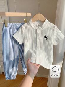 SHEIN Playful Pals 2件組男嬰格紋胸前騎士圖案白色波浪條紋短袖立領上衣搭配深藍色條紋束口長褲，夏季休閒家庭套裝，基礎紳士風戶外玩樂穿搭 - 藍白色 - 查看 1