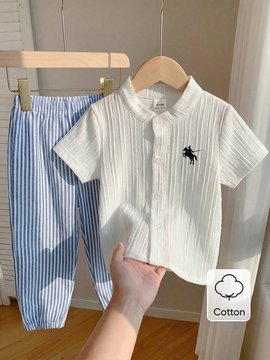 SHEIN Playful Pals 2件組男嬰格紋胸前騎士圖案白色波浪條紋短袖立領上衣搭配深藍色條紋束口長褲,夏季休閒家庭套裝,基礎紳士風戶外玩樂穿搭 - 藍白色 - 查看 1