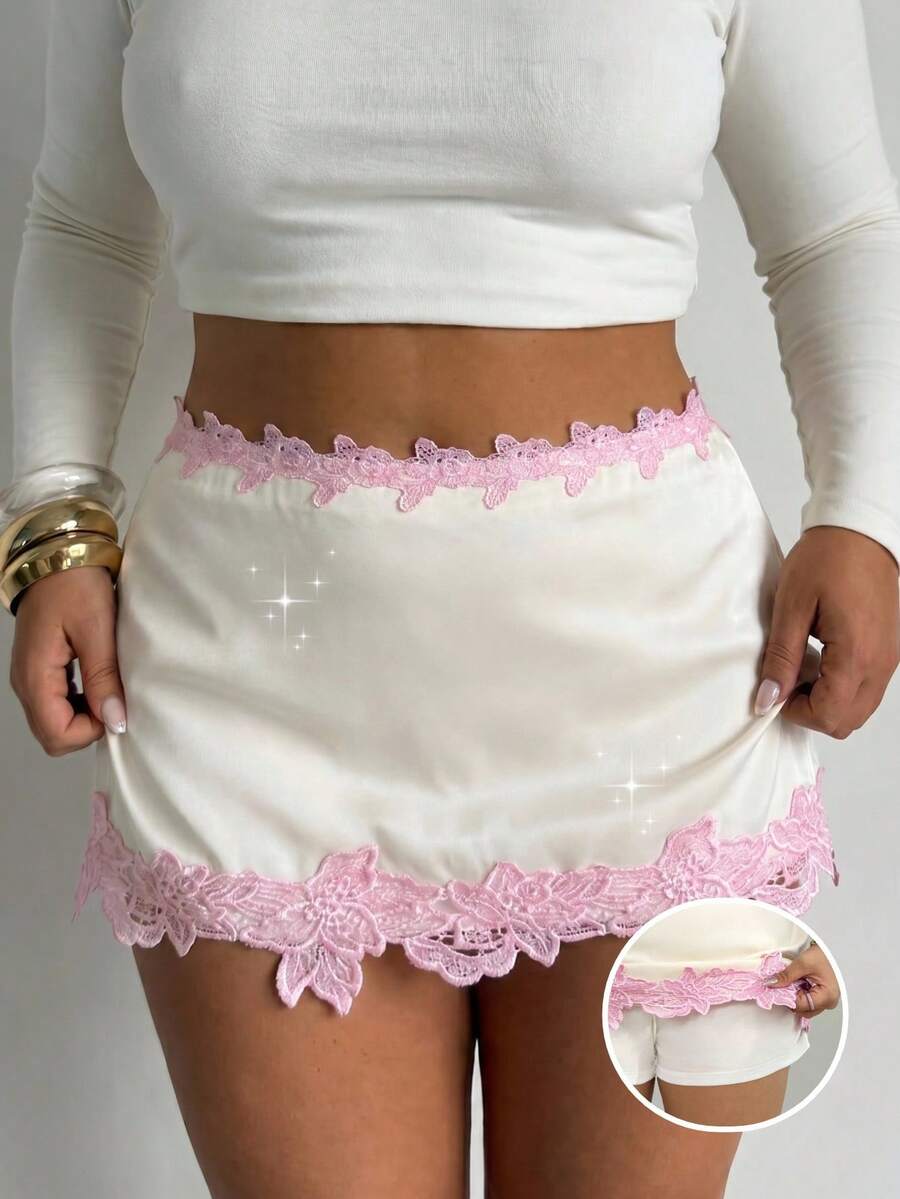 SHEIN EZwear 春夏蕾絲花卉飾邊性感休閒大尺碼迷你裙 - 白色 - 查看 1