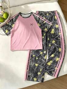 SHEIN 女童粉色美式復古甜辣風運動套裝，拼色粉灰拼接蝴蝶結印花短袖T恤搭配楓葉迷彩側條紋寬腿褲2件組，寬鬆版型，夏季學生慵懶運動風，學院風夏季日常百搭2件套 - 彩色 - 查看 5