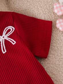 SHEIN Playful Pals 嬰兒/幼童 2件套甜美時尚潮流蝴蝶結毛巾刺繡圓領短袖紅色T恤搭配蝴蝶結裝飾牛仔短褲夏季休閒簡約T恤套裝 - 紅色 - 查看 11