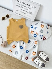 SHEIN Playful Pals Conjunto de 3 peças para bebé rapaz no verão, regata amarela da moda com gráfico de urso fofo e calções brancos com estampa digital de urso, combinados com chapéu, adequados para uso casual diário e atividades ao ar livre fáceis - Amarelo - Ver 3