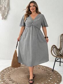 SHEIN CURVE+ فستان نسائي مقاس كبير بطبعات زهور وكسرات وأكمام قصيرة كاجوال للعطلات، ملابس نسائية صيفية - أبيض وأسود - مشاهدة 5
