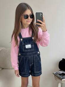 SHEIN Genkimix Kids 幼童女童牛仔吊帶褲與連身褲，柔軟棉質，休閒時尚百搭，適合日常舒適極簡個性穿搭。可調式肩帶 + 雙鈕扣腰部設計，方便穿脫，胸前口袋貼布裝飾，側斜口袋，對比縫線，經典復古工裝風寬鬆直筒褲管，適合休閒、度假、日常穿著 - 藍色 - 查看 6