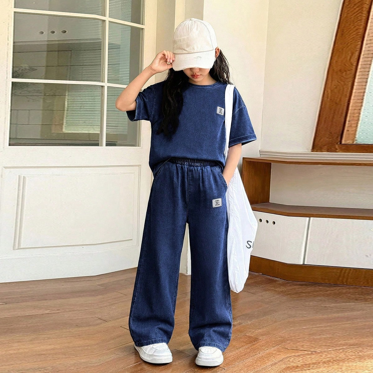 Conjunto de top de manga corta con estampado de letras y pantalones vaqueros para niña preadolescente