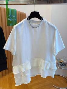 GlowEve Blus Wanita Minimalis Prancis dengan Patchwork Renda dan Hem Bergelombang serta Leher Bulat - Putih - View 5