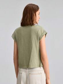 Ontre 2026SS Sommer Neue Damen T-Shirt, einfarbig militärgrün, Kurzarm, anliegende Silhouette, plissiertes asymmetrisches Design, lässig elegante Bürokleidung, Strickstoff, Rundhalsausschnitt, Knopfverschluss, geeignet für Unabhängigkeitstag, Teegesellschaft, Outdoor, Pendeln, minimalistisch schicke urbane vielseitige Damen T-Shirt - Armeegrün - Übersicht 6