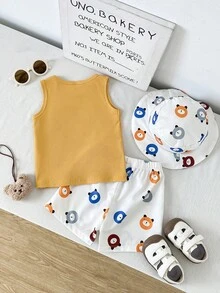 SHEIN Playful Pals Conjunto de 3 peças para bebé rapaz no verão, regata amarela da moda com gráfico de urso fofo e calções brancos com estampa digital de urso, combinados com chapéu, adequados para uso casual diário e atividades ao ar livre fáceis - Amarelo - Ver 2