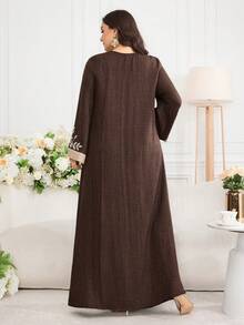 Al Najma Vestido Árabe Casual de Fiesta con Cuello en V y Patrón de Bordado Floral para Mujeres Talla Grande - Café integral - Ver 3