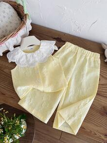 SHEIN 女嬰夏季背心套裝，黃色梭織提花面料搭配精緻大翻領，無袖背心配搭同款寬腿褲，寬鬆舒適充滿夏日活力，適合女嬰日常休閒慵懶穿搭、戶外玩耍與度假穿著 - 黃色 - 查看 5