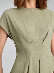 Ontre 2026SS Sommer Neue Damen T-Shirt, einfarbig militärgrün, Kurzarm, anliegende Silhouette, plissiertes asymmetrisches Design, lässig elegante Bürokleidung, Strickstoff, Rundhalsausschnitt, Knopfverschluss, geeignet für Unabhängigkeitstag, Teegesellschaft, Outdoor, Pendeln, minimalistisch schicke urbane vielseitige Damen T-Shirt - Armeegrün - Übersicht 7