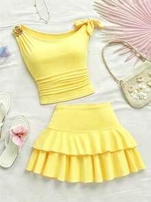 SHEIN 這款新款兩件式青少年女孩套裝包含一件時尚、休閒、舒適且透氣的粉紅色圓領針織背心，搭配一件相配的粉紅色層次裙。背心在腰部和下擺處有褶皺設計，營造出優雅的整體造型。這套高品質套裝適合日常穿著，也適合度假、旅行和派對，是春夏季的理想選擇。 - 黃色 - 查看 4