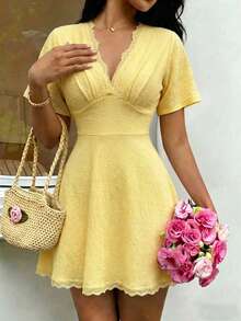 Modelyn Gaun Pendek Seksi Elegan Bergaya Musim Panas Berwarna Kuning Jacquard Bertekstur Leher V Dalam dengan Patchwork Renda Lengan Pendek Pinggang Ramping Elegan untuk Liburan Wanita - Kuning - View 8