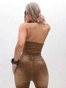 BABYPHAT توب كروب جينز بياقة حلقة مع تفاصيل مسامير ذهبية وياقة V عميقة بدون أكمام لحفلات الصيف - بني - مشاهدة 6