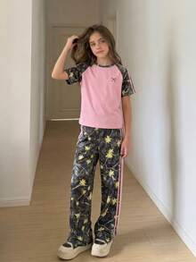 SHEIN 女童粉色美式復古甜辣風運動套裝，拼色粉灰拼接蝴蝶結印花短袖T恤搭配楓葉迷彩側條紋寬腿褲2件組，寬鬆版型，夏季學生慵懶運動風，學院風夏季日常百搭2件套 - 彩色 - 查看 3
