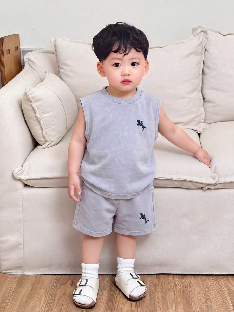 SHEIN Playful Pals 男嬰牛仔套裝,夏季新品,時尚休閒風格,背心上衣 + 牛仔短褲套裝,深藍色雪洗工藝配小馬刺繡,時尚,寬鬆版型,彈性腰帶,輕量柔軟針織牛仔效果材質,舒適親膚,男嬰必備,簡約休閒適合夏季穿著,時尚百搭,適合日常拍照、購物、日常出遊、聚會、音樂節、度假等,2026新款男嬰牛仔套裝 - 中等水洗藍 - 查看 1