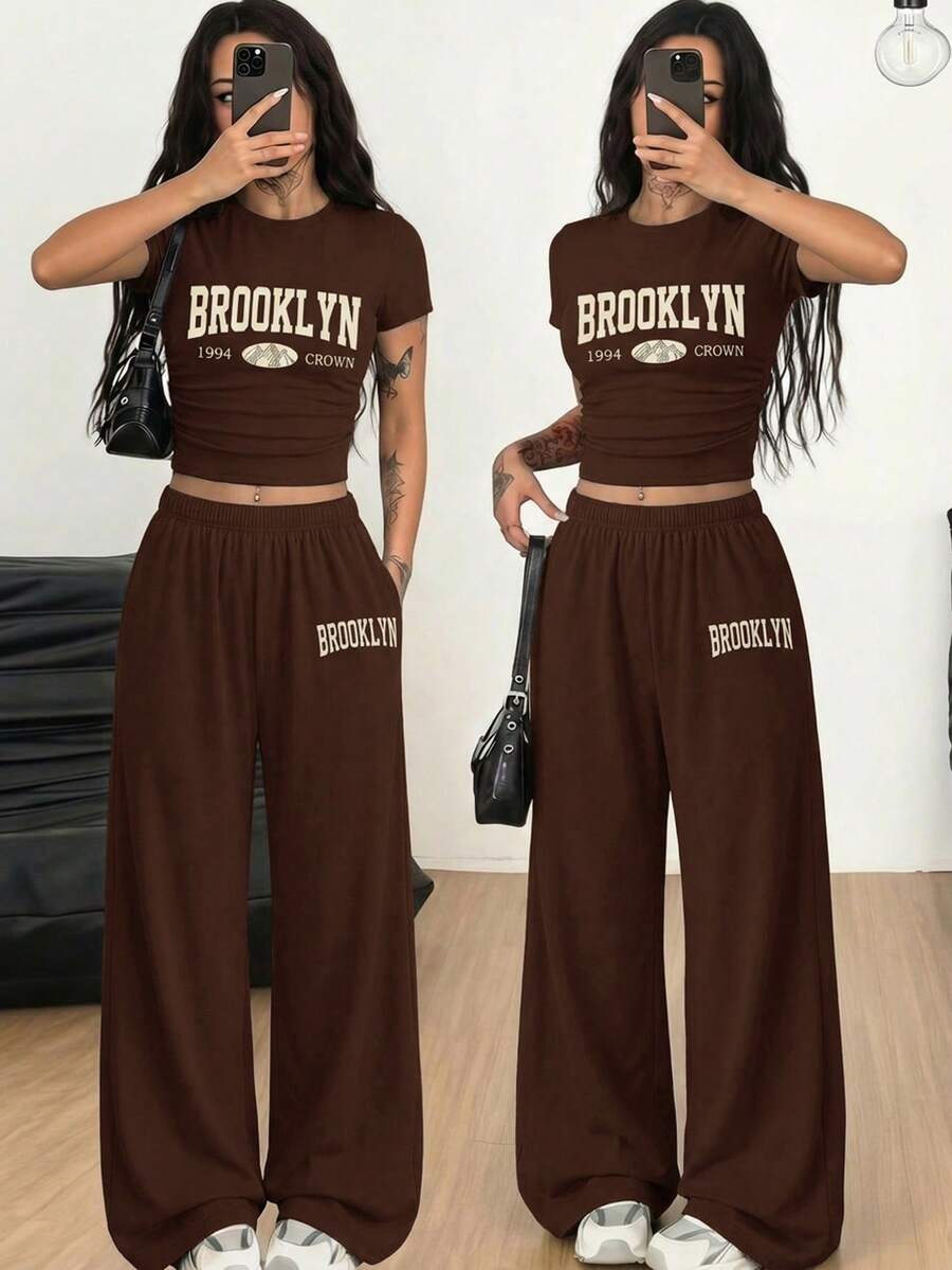 SHEIN Conjunto de camiseta de manga corta con cuello redondo estampado y pantalones holgados, cómodo y versátil para uso diario de adolescentes, estilo de punto suave, adecuado para deportes, salidas, vacaciones, viajes, escuela, campus, universidad y otras ocasiones. ROPA INFANTIL - Marrón - Ver 1