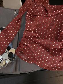 Selianne 女款春夏法式浪漫西西里風精緻優雅休閒通勤度假下午茶聚會波點印花腰部抓皺肩部蝴蝶結不對稱肩帶上衣 - 鏽棕色 - 查看 5