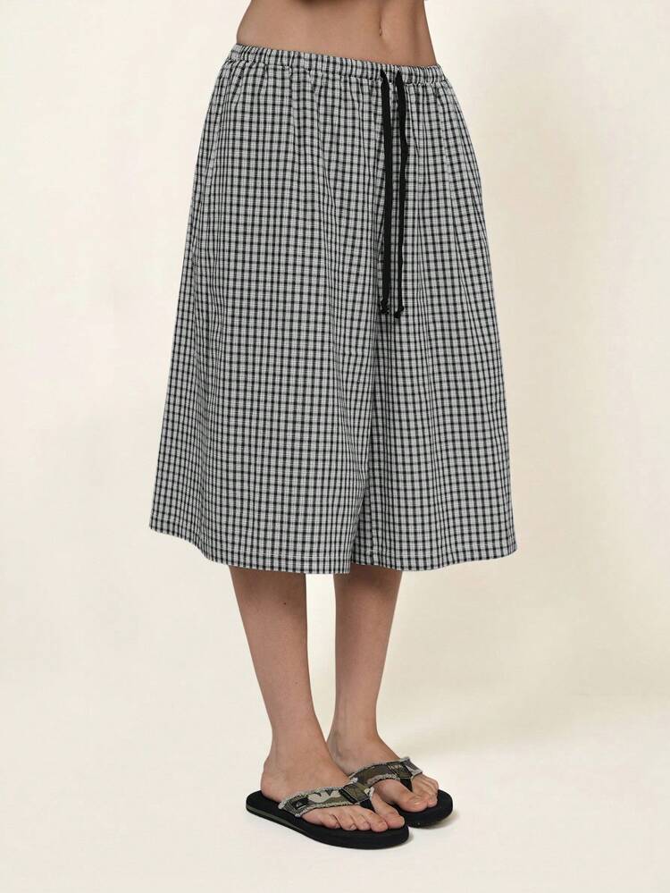 COUREZ Low Rise Check Knee Length Shorts /Y2K Fall Outfits For Women Check Longline Shorts Casual Outfits Party Outfits Summer Outfits Pants For Women - Black and White - View 4