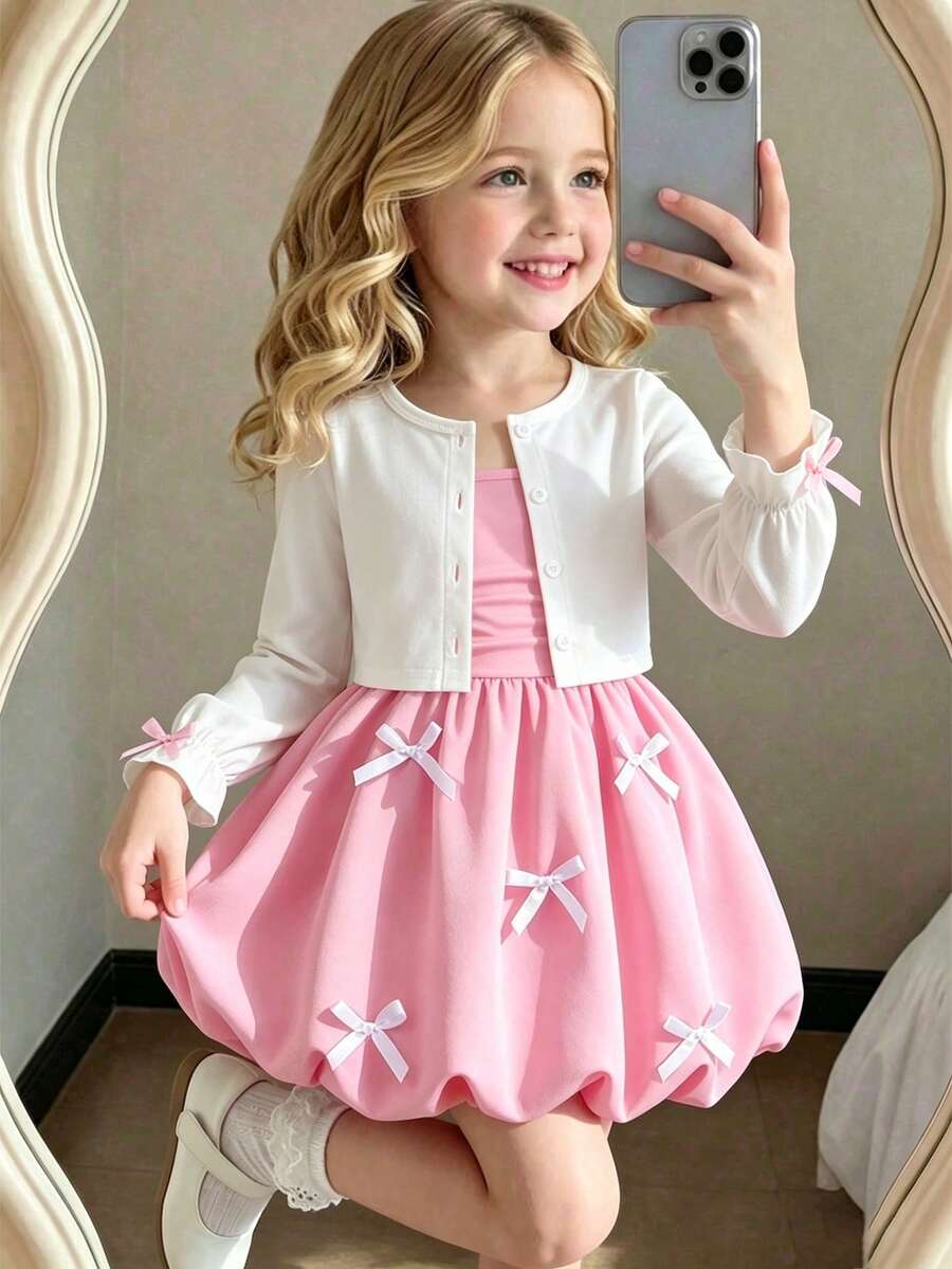 SHEIN 2件組女童幼童套裝，溫柔甜美風白色長袖外套搭配粉色蝴蝶結肩帶洋裝，薄款面料，休閒日常與度假穿搭，春/夏 - 粉色 - 查看 1