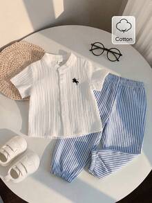 SHEIN Playful Pals 2件組男嬰格紋胸前騎士圖案白色波浪條紋短袖立領上衣搭配深藍色條紋束口長褲，夏季休閒家庭套裝，基礎紳士風戶外玩樂穿搭 - 藍白色 - 查看 6