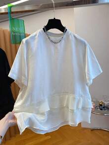 GlowEve Blus Wanita Minimalis Prancis dengan Patchwork Renda dan Hem Bergelombang serta Leher Bulat - Putih - View 4
