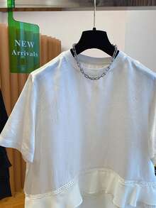 GlowEve Blus Wanita Minimalis Prancis dengan Patchwork Renda dan Hem Bergelombang serta Leher Bulat - Putih - View 6