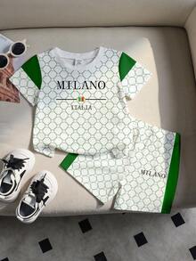 2pcs Setelan Kasual Klasik Anak Laki-laki Warna Hijau Blok MILANO, ITALIA Kaos Leher Bulat dengan Cetakan Huruf Monogram di Seluruh Permukaan dan Celana Pendek Garis Samping yang Serasi - MultiWarna - View 3