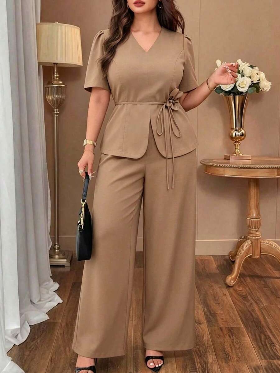 SHEIN Clasi Top com Cintura Marcada e Calça Plus Size Feminina, Elegante Casual para Verão, Encontro, Escritório, Formal e Dia a Dia, Cáqui, Dia dos Professores - Marrom Claro - Visão 1
