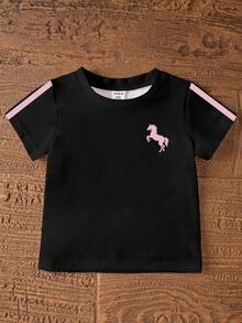 SHEIN Playful Pals 女嬰亮粉色粉色條紋 2 件式運動保守可愛套裝 小馬印花圓領短袖上衣短褲休閒套裝 度假夏季 - 彩色 - 查看 4
