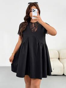 SHEIN Essnce 大尺碼女款春夏時尚休閒寬鬆涼爽舒適日常基本百搭顯瘦短袖蕾絲透視上衣與黑色背心短洋裝2件組，外出穿搭，大尺碼可愛服飾，娃娃洋裝，黑色套裝，度假穿搭 - 黑色 - 查看 2