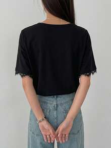 DAZY Kaos Pullover Kasual Wanita Musim Panas Leher Bulat Lengan Pendek dengan Patchwork Renda - Hitam - View 4