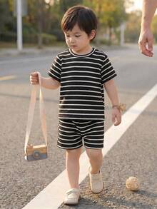 SHEIN Playful Pals Ensemble 2 pièces t-shirt à manches courtes et short rayé en nid d'abeille pour jeune garçon, conçu pour les petits garçons actifs, en tissu nid d'abeille de qualité supérieure pour protéger la peau délicate, la texture unique du nid d'abeille apporte une touche mode, convient pour le port quotidien, la maternelle, les activités extérieures et les vêtements de sport - Noir et Blanc - Voir 5