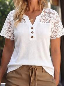 EMERY ROSE Blusa de talla grande para mujer con cuello en V y mangas cortas, con aplicaciones de encaje y patchwork - Blanco - Ver 6