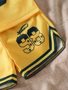 SHEIN 2件組男嬰春夏街頭運動風鳥眼布英文字母與數字數位印花圓領無袖背心搭配彈性腰頭短褲，適合男嬰時尚穿搭、戶外運動、活動、拍照等，夏季柔軟舒適套裝 - 黃色 - 查看 4