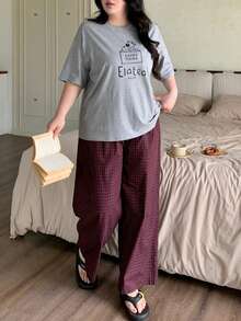 Dazy Plus Bộ áo thun in hình chữ cái và quần pajama rộng kẻ caro, đồ ngủ mùa xuân/hè dành cho nữ cỡ lớn. - Xám - Xem 2