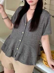 Dazy Plus 大尺碼女款 Polo 領修身金屬鈕扣裝飾夏季短袖 T 恤，可愛校園風上衣 - 灰色 - 查看 8